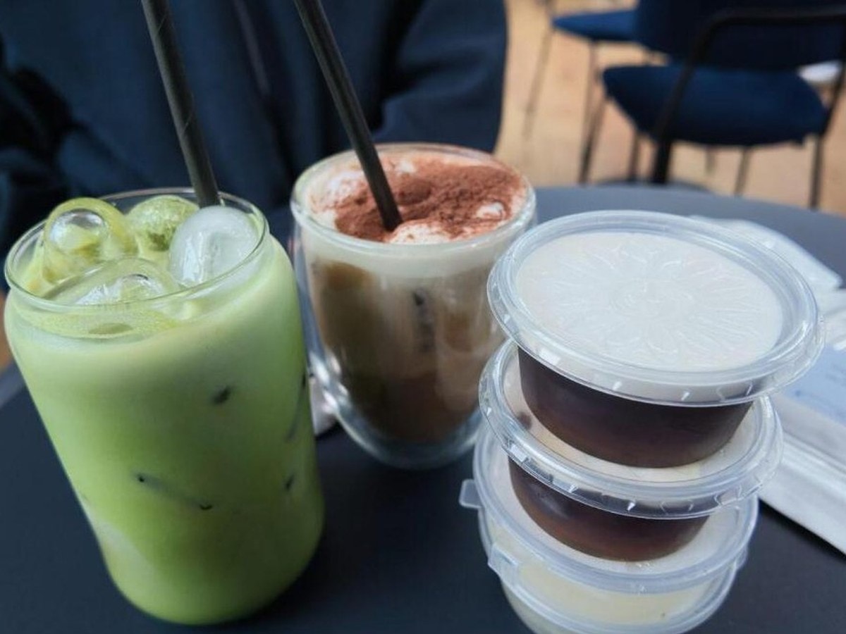 Iced matcha latte and an iced earl grey matcha at VANA in Munich, with stacked RIKYU matcha sample pouches left for the owner